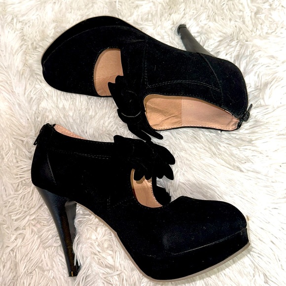 Shoes - Women’s Bow Mary Jane’s Sz 37